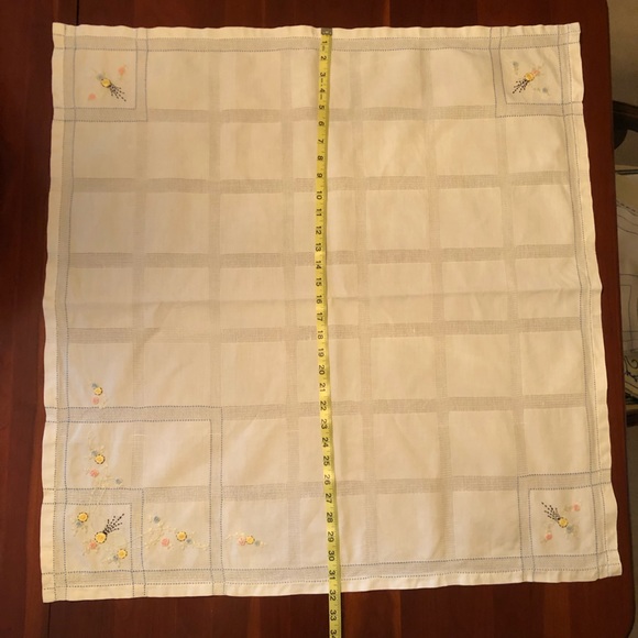 Vintage table topper & (4) matching hand-stitched floral linen napkins - Picture 5 of 12
